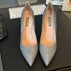 NWOT SJP Silver Rainbow Sequin Pump with Ribbon Detail